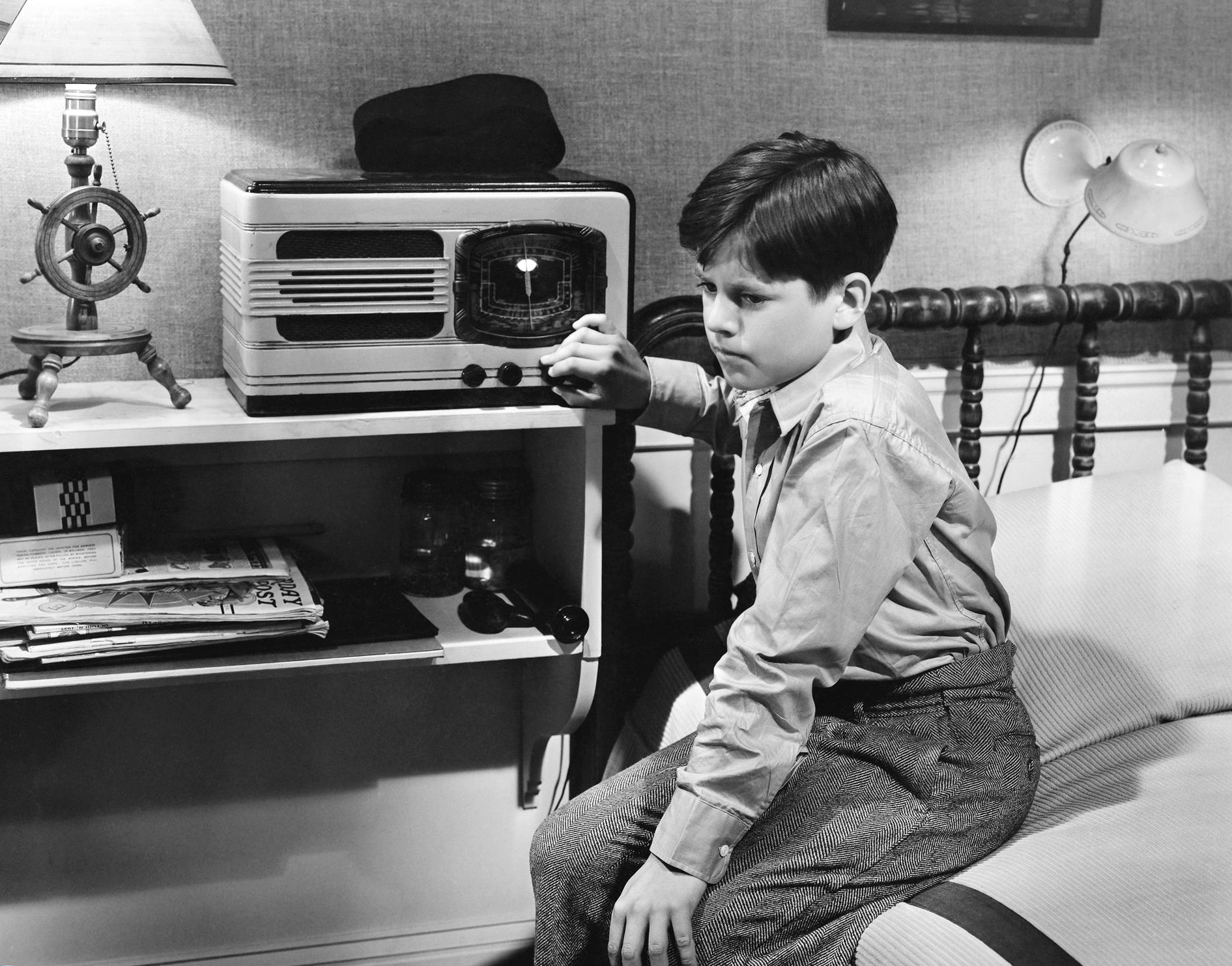 Почему слушают радио. Человек с радиоприемником. Слушать радио. Детская радиопередача в СССР. Прослушивание радио.