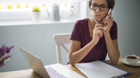 Travailleuse indépendante réfléchissant à sa protection santé au bureau