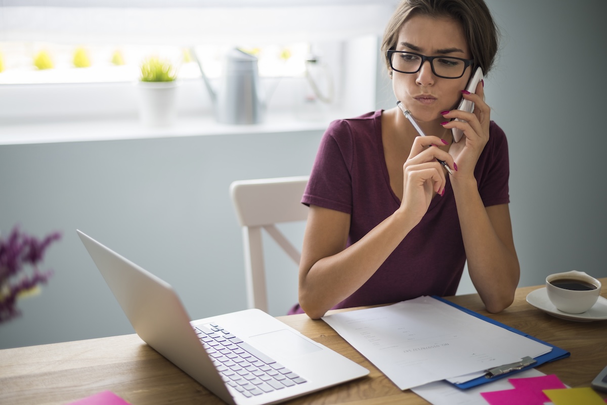 Travailleuse indépendante réfléchissant à sa protection santé au bureau